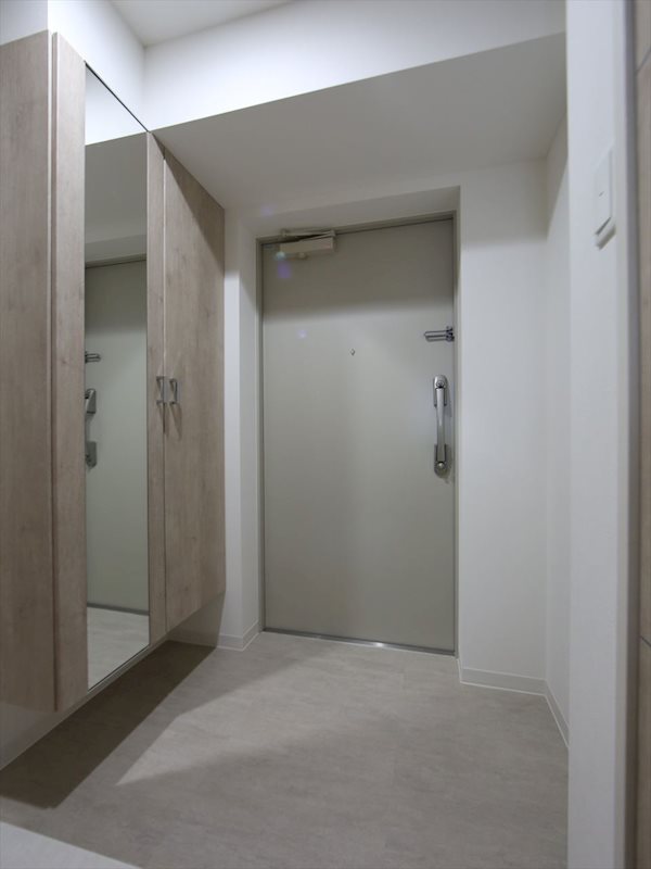 玄関　玄関　シューズボックス　姿見鏡付き（収納充実してます）