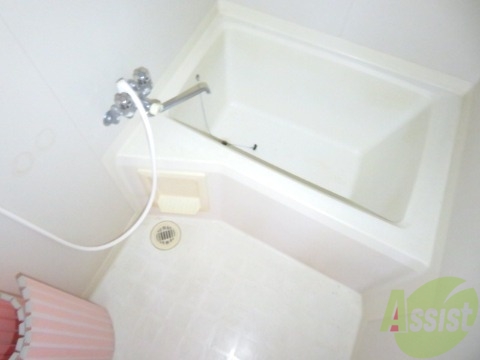 バス・シャワールーム　こちらの浴室で一日の疲れを癒しましょう。