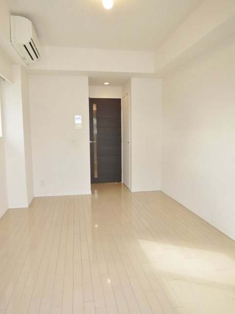 居室・リビング　室内写真は類似タイプ別号室です