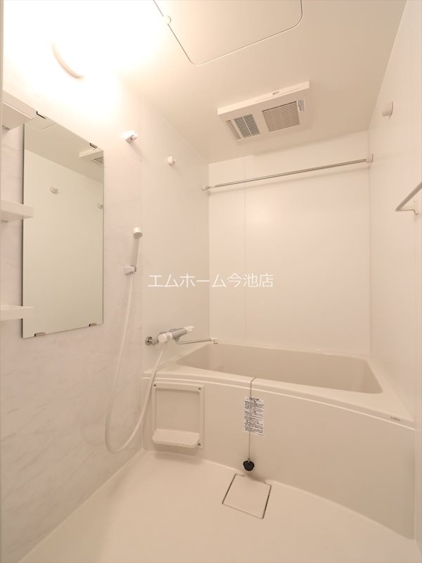 バス・シャワールーム　浴室暖房乾燥機能付バス　同仕様写真