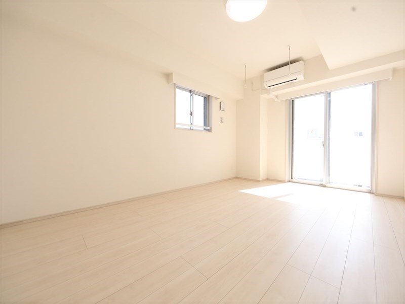 居室・リビング　洋室10.5帖　２面採光　エアコン完備　バルコニー