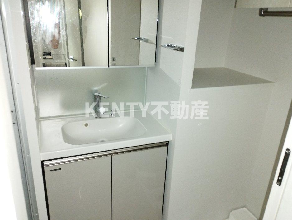 洗面設備　明るい洗面所です