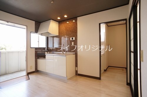 居室・リビング　窓付きキッチンで明るく換気も出来ます！