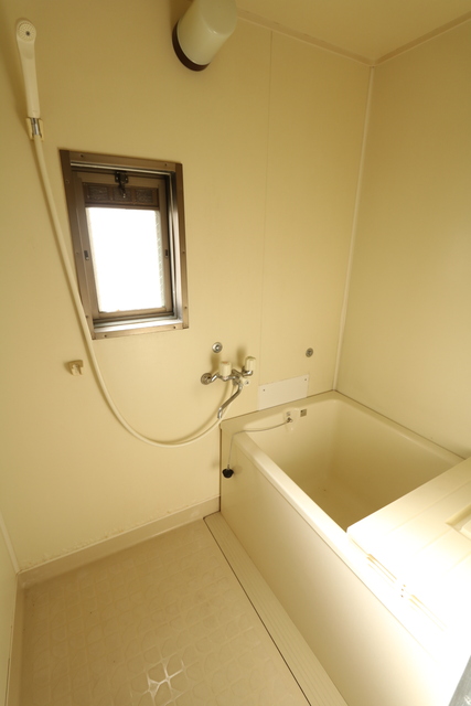 バス・シャワールーム　浴室に窓があり換気に◎♪