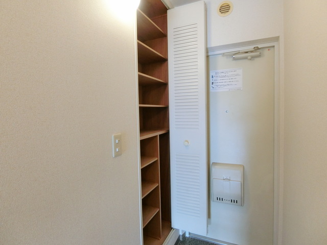 玄関　大きなシューズボックスも