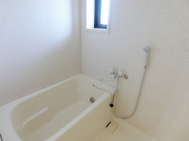 バス・シャワールーム　窓付きで明るいお風呂