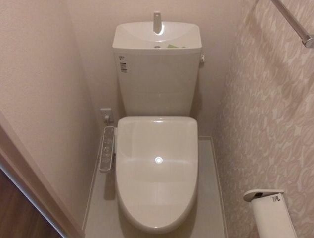 トイレ　落ち着いた色調のトイレです