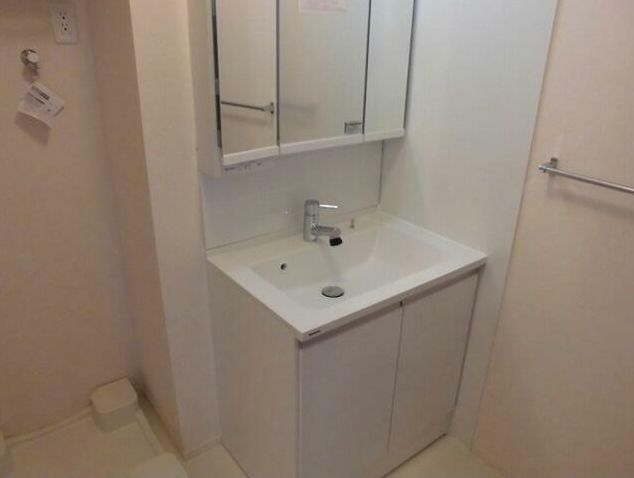 洗面設備　独立洗面台、朝の身支度には欠かせません