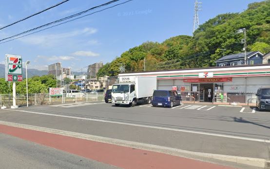 コンビニ　セブンイレブン厚木恩名片岸店（コンビニ）まで447m