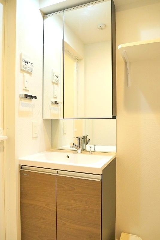 洗面設備　朝の身支度に便利な独立洗面台☆