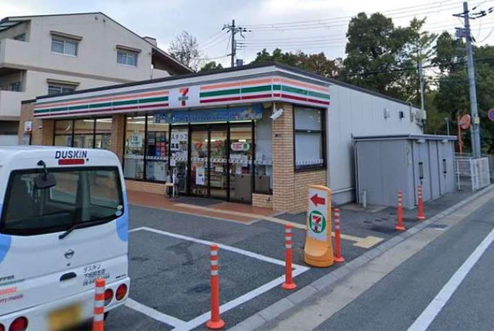 コンビニ　セブンイレブン（コンビニ）まで286m