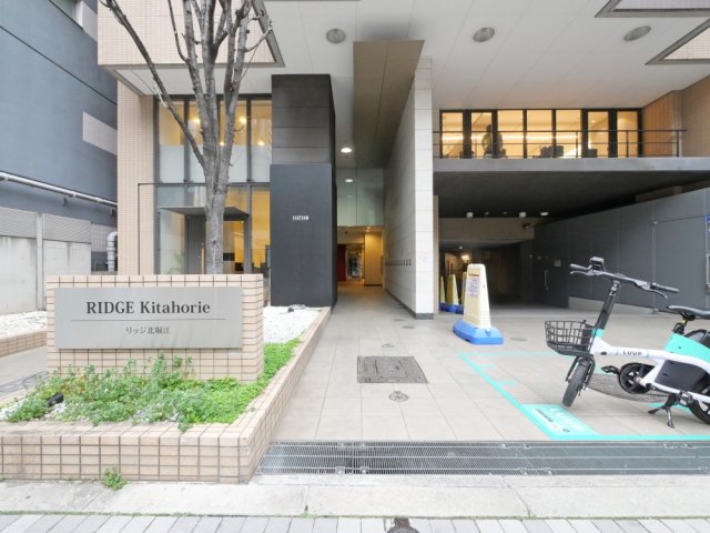 エントランス　落ち着いたエントランスです