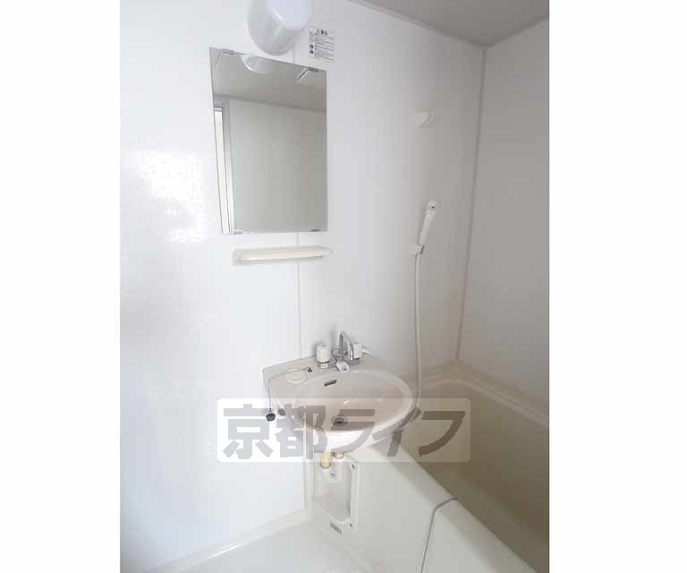 洗面設備　鏡付きです