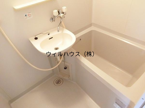 バス・シャワールーム　キレイにリフォームされています！