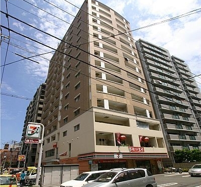 建物外観　１階がコンビニです☆