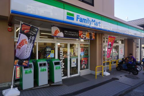 コンビニ　ファミリーマート釜台町店（コンビニ）まで677m