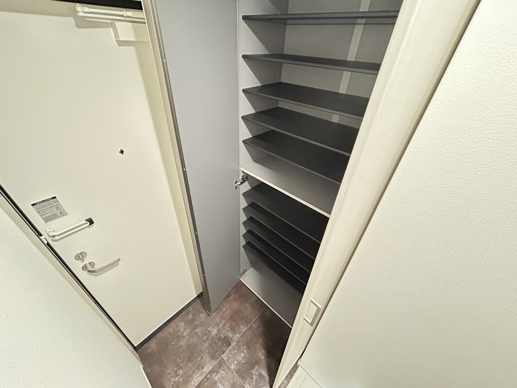 玄関　※写真は他号室使用