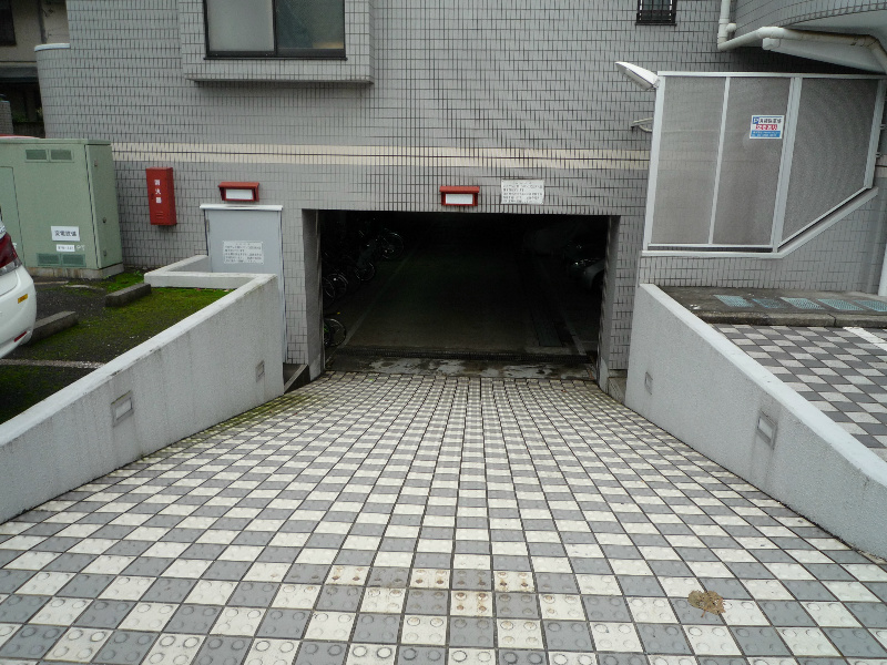 建物外観　駐車場入り口