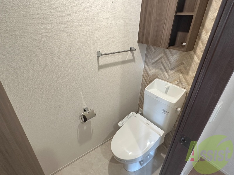 トイレ　トイレは温水洗浄便座です。備品の収納もできます。