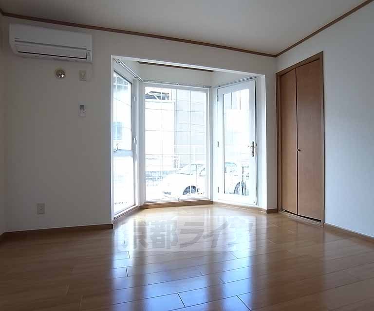 居室・リビング　西窓のある洋室６帖です。