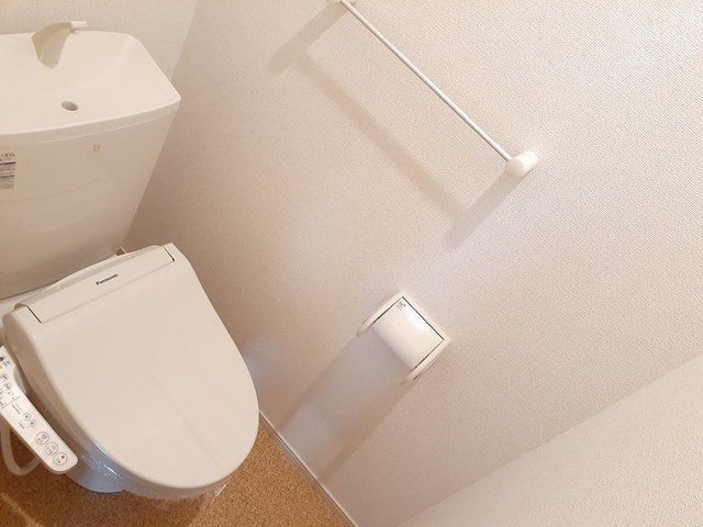 トイレ　落ち着いた色調のトイレです
