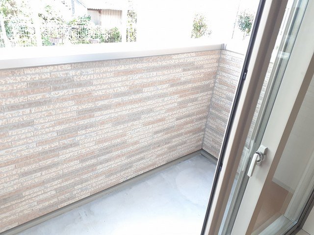 バルコニー　暖かな日差しのふりそそぐバルコニー