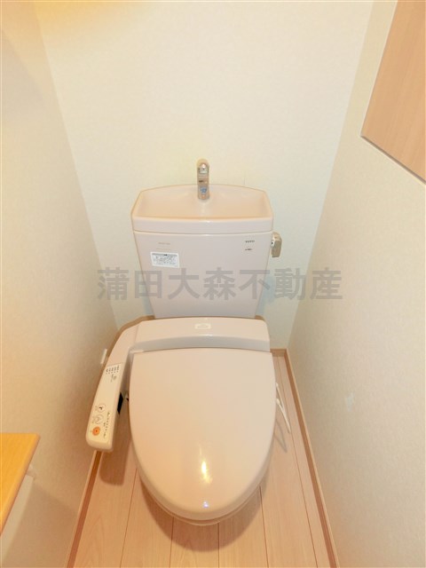 トイレ　棚収納と温水暖房便座付きののトイレ
