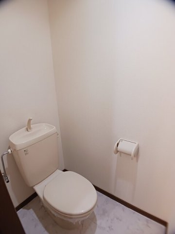 トイレ　落ち着いた色調のトイレです