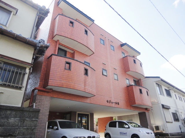 建物外観　落ち着いた雰囲気の外観です