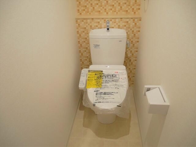 トイレ　別部屋参考写真となります