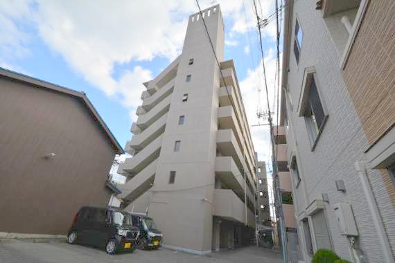 建物外観　存在感のある外観は落ちついた色合いで、堂々としていますね。