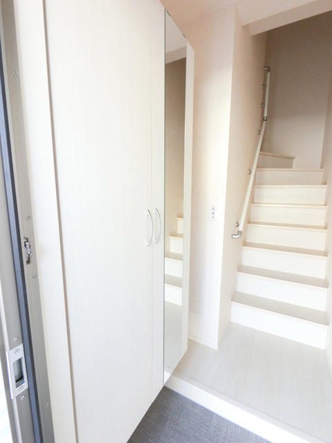玄関　広めのＢｏｘは収納力ばっちり。トールタイプのミラーついてます