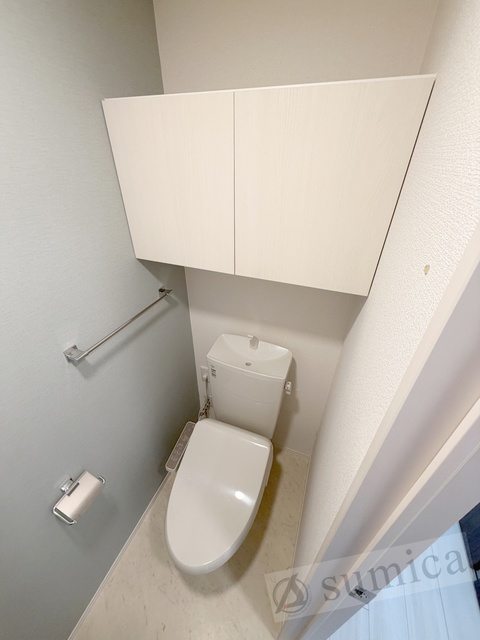 トイレ　人気アイテムの温水洗浄便座。清潔感のあるトイレです。