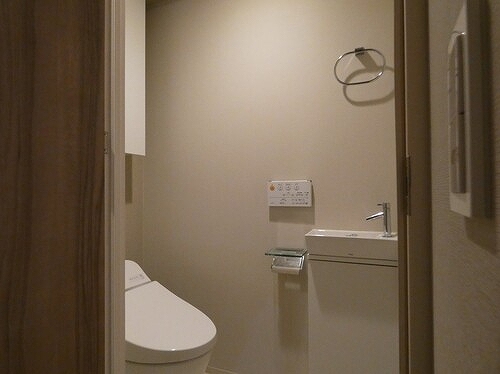 トイレ　内装工事前の写真となります。