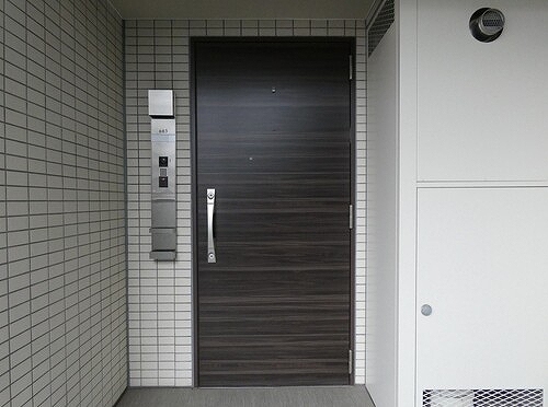 玄関　内装工事前の写真となります。