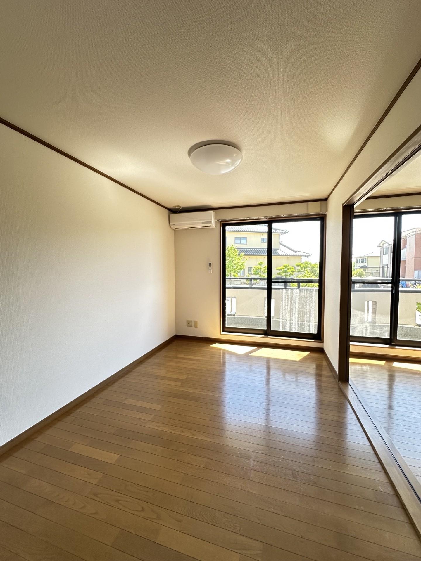 居室・リビング　南西側洋室