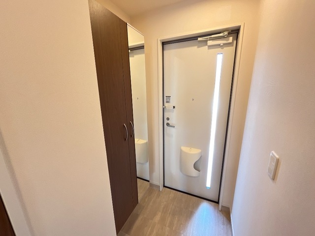 玄関　掲載写真は同型モデルを掲載しており実際のお部屋と仕様等が異な
