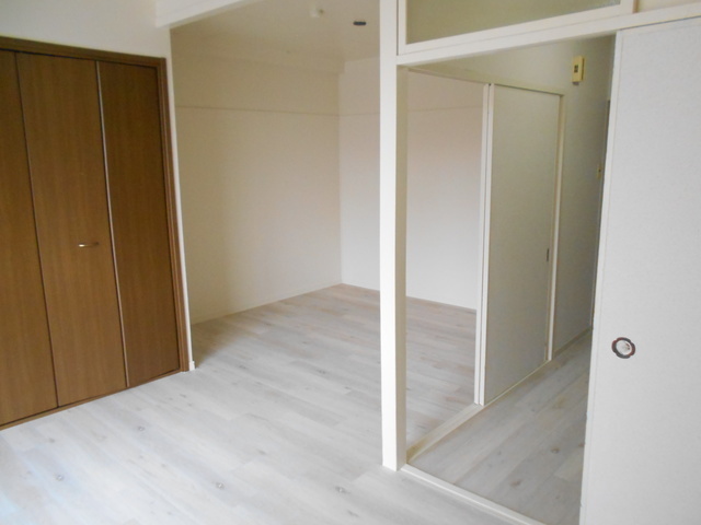 居室・リビング　白ベースの床がお洒落なお部屋です。