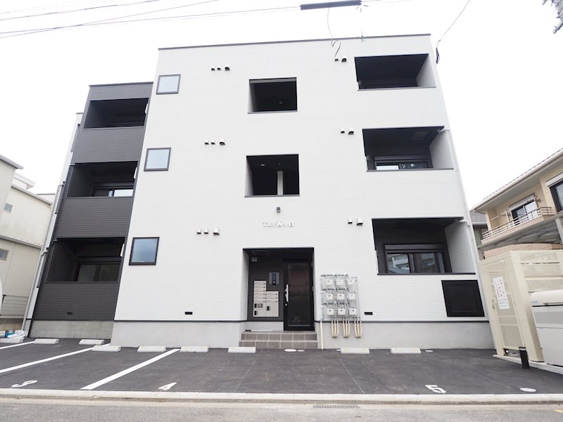 建物外観　すっきりしたデザインです。完成間近！