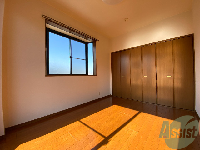 その他部屋・スペース　角部屋で窓がついております。明るいですね。
