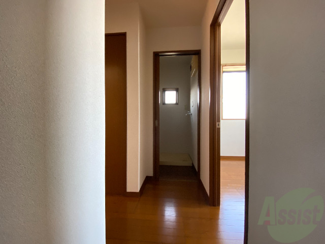 玄関　玄関からのお写真です。広々しておりますね