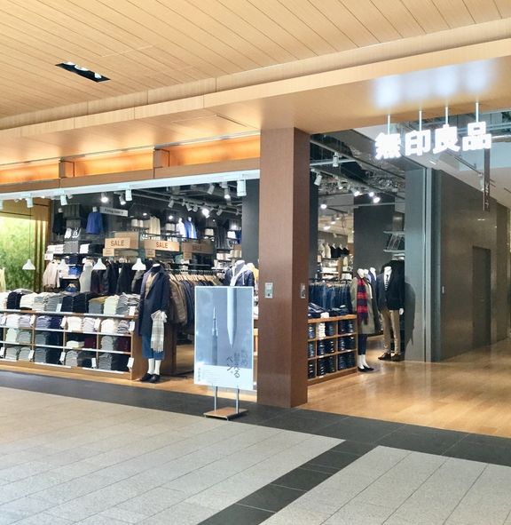 ショッピングセンター　無印良品東京ミッドタウン店（ショッピングセンター）まで166m