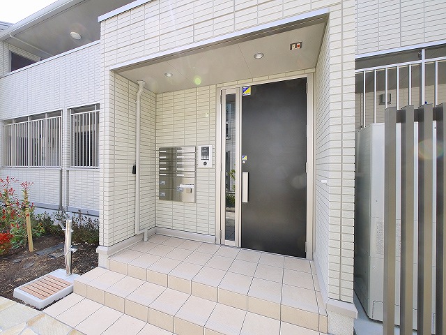 エントランス　落ち着いたエントランスです