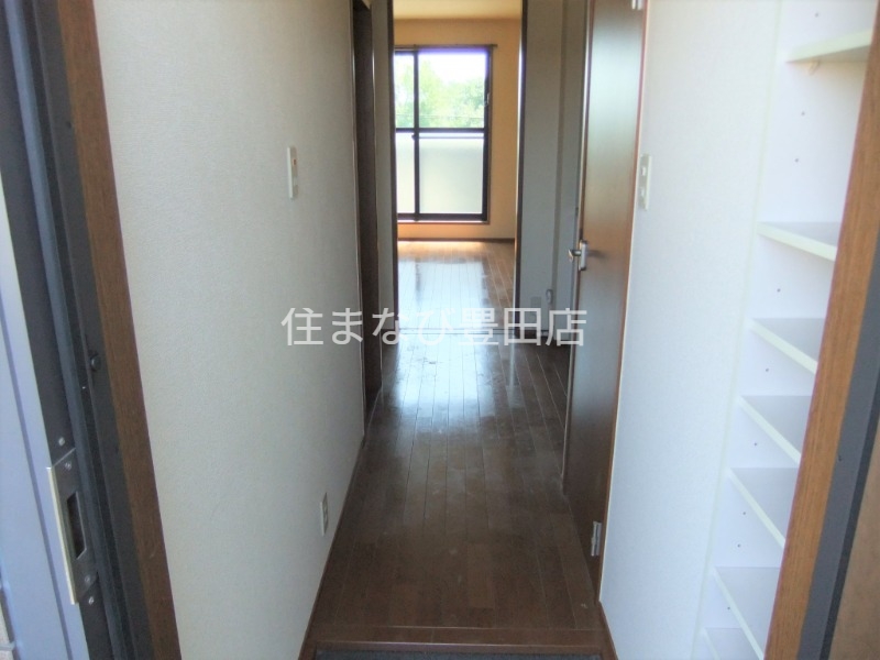 玄関　同型タイプ：清掃前
