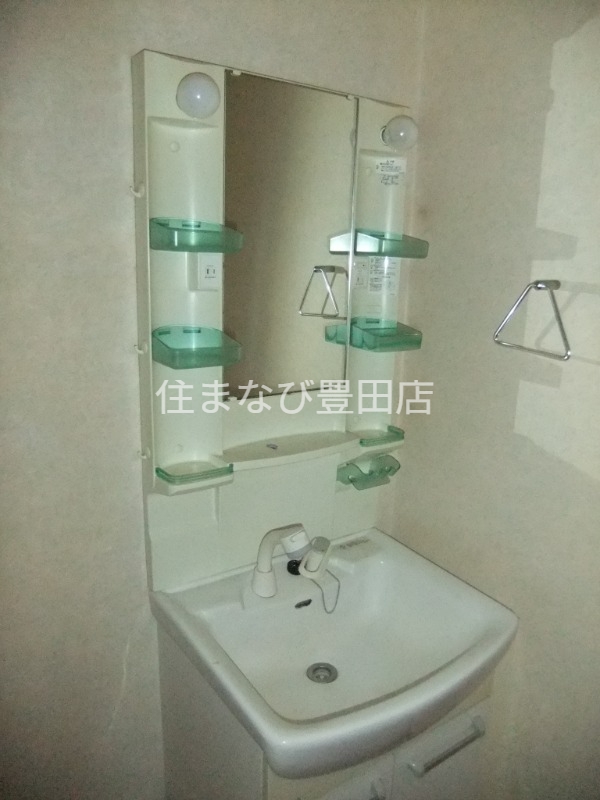 洗面設備　同型タイプ：清掃前