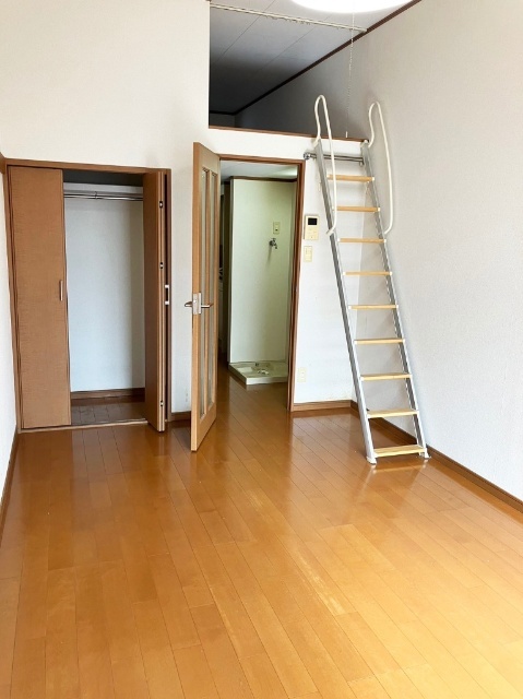 居室・リビング　同物件別部屋