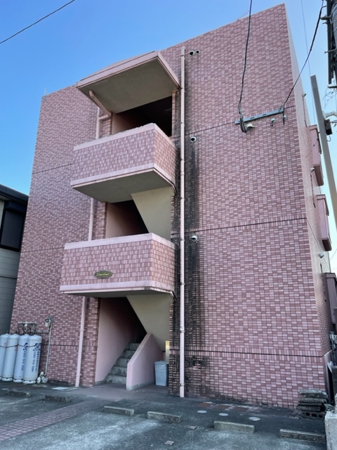 建物外観　鉄筋コンクリートの堅牢な建物