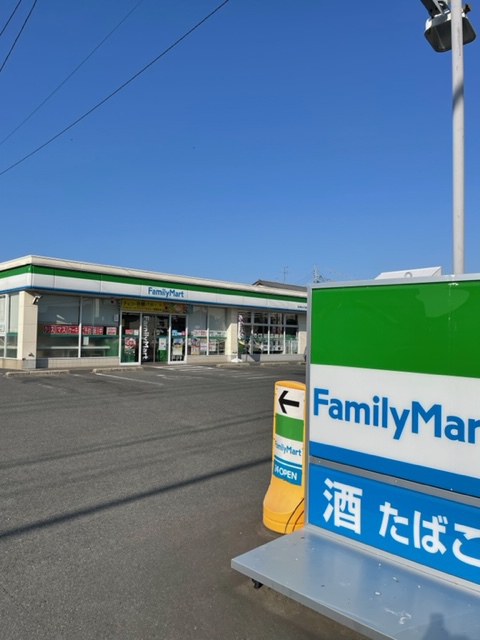 コンビニ　ファミリーマート（コンビニ）まで400m