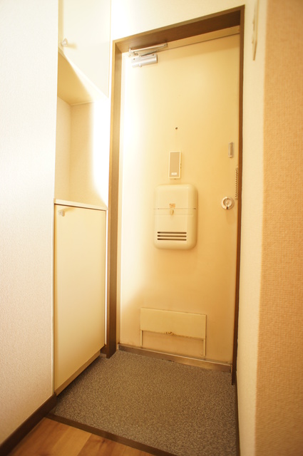 玄関　玄関には下駄箱があるのでスッキリとした空間を保てます