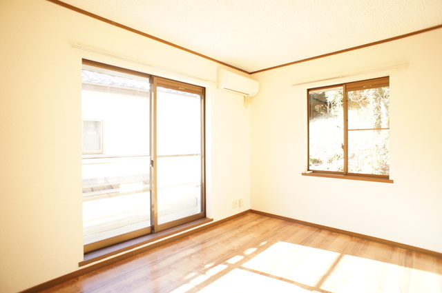 居室・リビング　２面採光で明るく風通しの良い２階の角部屋です